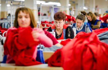 Dikiş giyim giysi fabrikasında işçiler