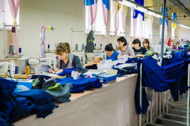 Grup, fabrika işçi dikmek kot giyim konfeksiyon fabrikası  