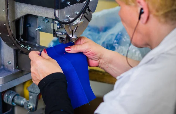 Közeli modern lézerek ruházati gyár berendezések — Stock Fotó