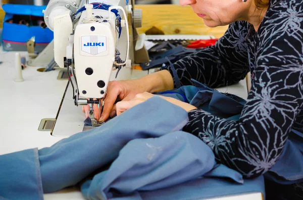 Close-Up costureira profissional em seu local de trabalho costura roupas — Fotografia de Stock