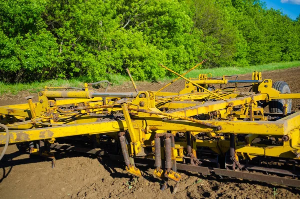 Grote ploeg voor bodem op landbouwgebied — Stockfoto