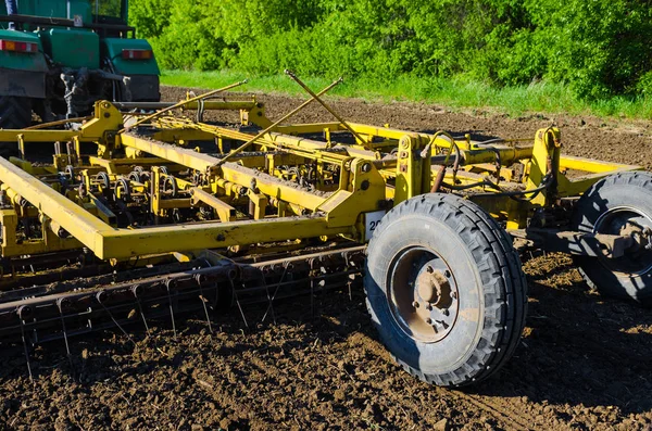 Landbouw tractor met een ploeg op de boerderij — Stockfoto