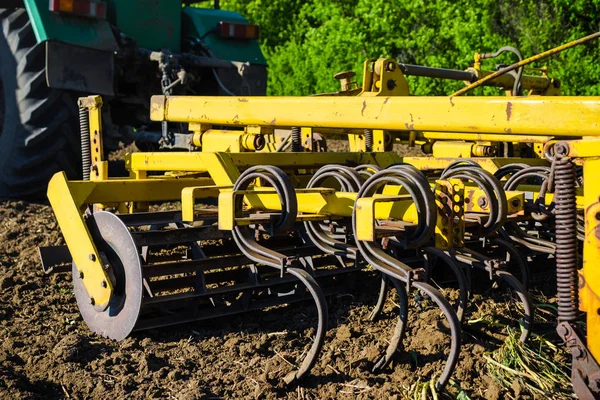 Grote trekker met een ploeg op de boerderij — Stockfoto