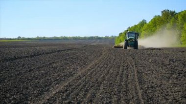 Çiftçi tohum ekme bitkileri tarım alanı, traktör ile