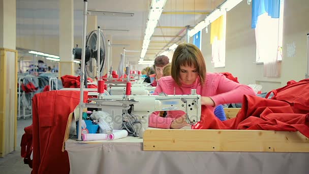 Groep fabrieksarbeiders naaien kleren in kledingstuk fabriek — Stockvideo