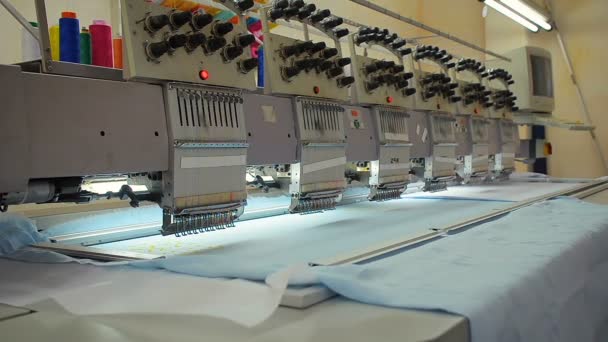 Professionele borduurwerk apparatuur in een fabriek naaien — Stockvideo