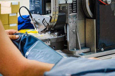 Bir fabrikada işçi ekipman Tekstil üretim için kullanır.  