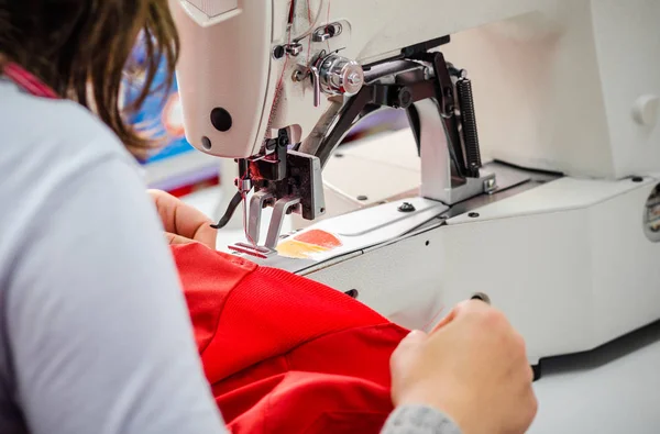 Elbise sipariş bir dikiş Fabrikası'nda genç terzi diker