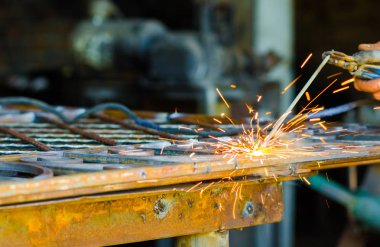 Yakın çekim bir Kaynakçı Kaynak metal boru fabrikası. Sanayi