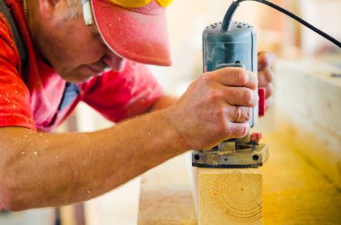 İşçiler üniforma ve büyük ahşap tahta kesme ahşap mobilya fabrikası dükkanda giyen adam portresi.