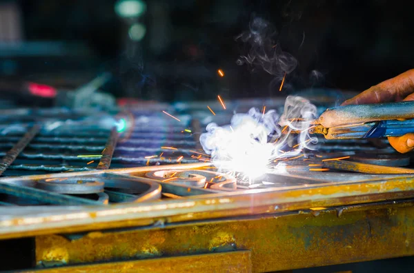 Primer plano un trabajador de la industria con acero de soldadura en fábrica — Foto de Stock