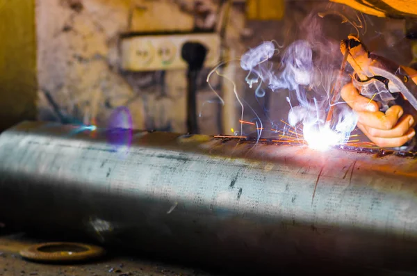 Yakın çekim bir Kaynakçı Kaynak metal boru fabrikası