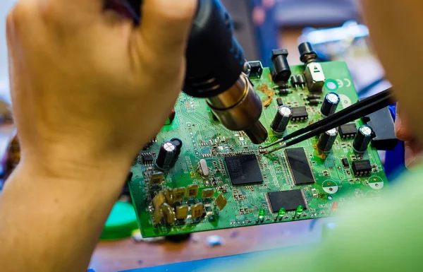 Yakın çekim fiş baskılı devre kartı üzerinde lehimleme