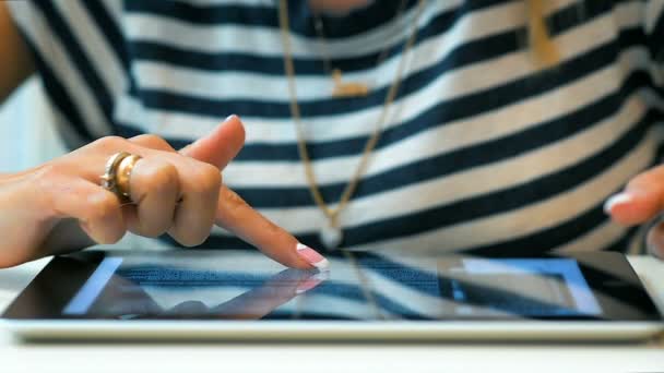 Gros plan d'une jeune fille utilisant son ipad tablette à la table dans la chambre — Video