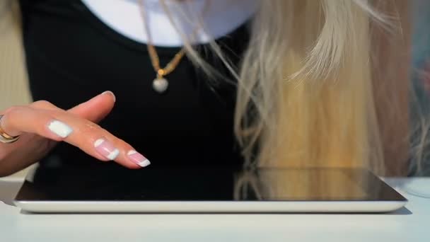 Κοντινό πλάνο Γυναίκα χέρι χρησιμοποιώντας tablet Ipad σε εξωτερικούς χώρους. — Αρχείο Βίντεο