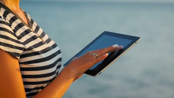 Yakın çekim kadın el kullanarak tablet ipad denizin kenarında bir gezi. — Stok video