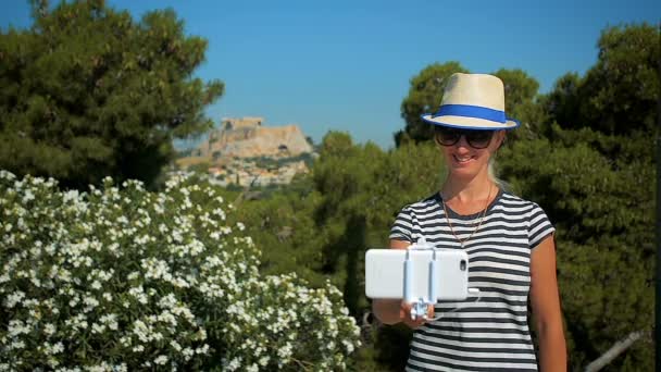 Touristin macht Selfie mit Handy auf einer Reise durch die griechische Akropolis. — Stockvideo