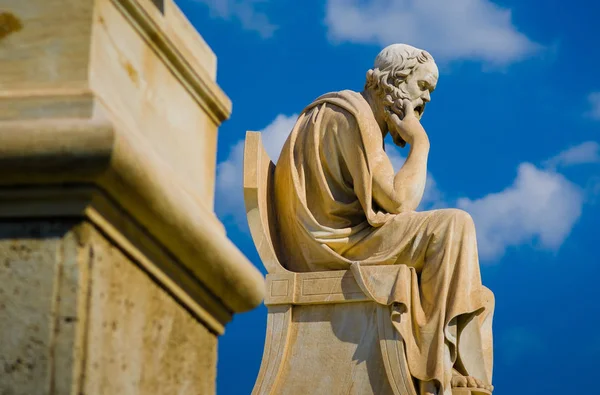 Estatua de primer plano del filósofo griego Sócrates sobre el fondo del cielo . — Foto de Stock