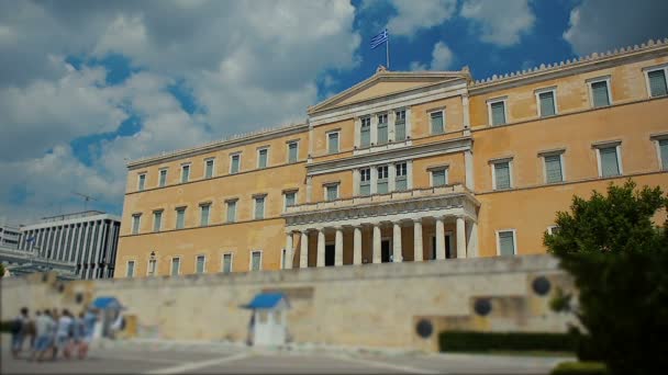 Het Griekse Parlement, het voormalige Koninklijke Paleis in Athene. — Stockvideo