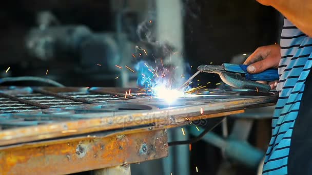 Primer plano un soldador en tubos de metal de soldadura de fábrica. Industria . — Vídeo de stock