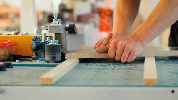 Primer plano trabajador recoge muebles en la máquina en taller de carpintería de fábrica . — Vídeos de Stock