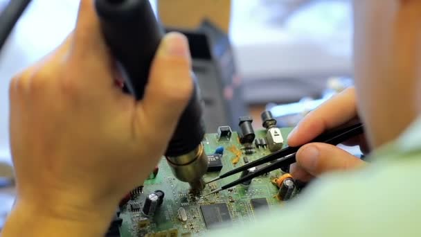 Close-up van de chips op de printplaat solderen. — Stockvideo