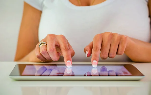Close-Up Women Hands escribe una carta en la tableta . — Foto de Stock