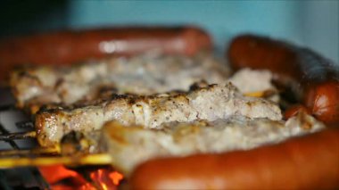 Şiş kebap ve kömür ızgara sosis akşamları yemek yakın çekim.