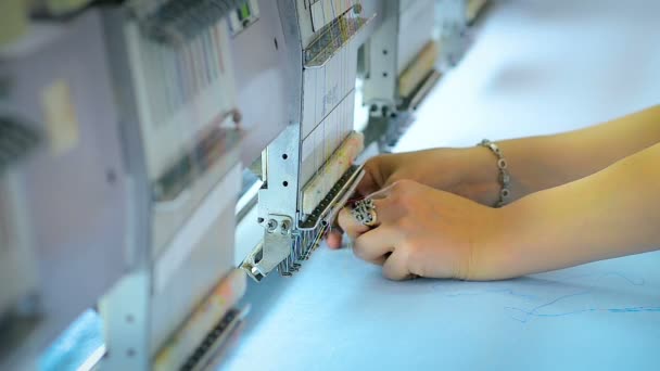 Primer plano un empleado de una fábrica de prendas de vestir trabaja en la tienda para los patrones de costura . — Vídeo de stock
