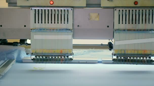 Close-up professionele borduurwerk apparatuur in een fabriek naaien. — Stockvideo