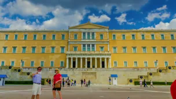 Athen, Griechenland - 12. Juni 2017: das griechische Parlament, der ehemalige Königspalast. — Stockvideo