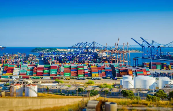 Large commercial port full of freight containers. — Stock Photo, Image