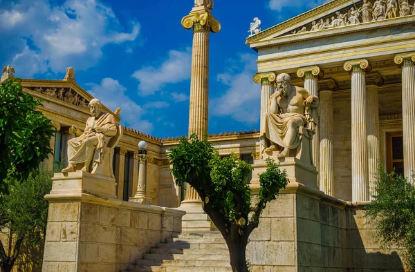 Marble statues of ancient Greek philosophers Socrates and Plato. — Stock Photo, Image