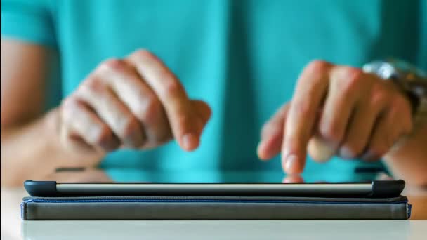 Close-Up Hombre escribiendo en el IPad en el teclado virtual, lapso de tiempo — Vídeo de stock