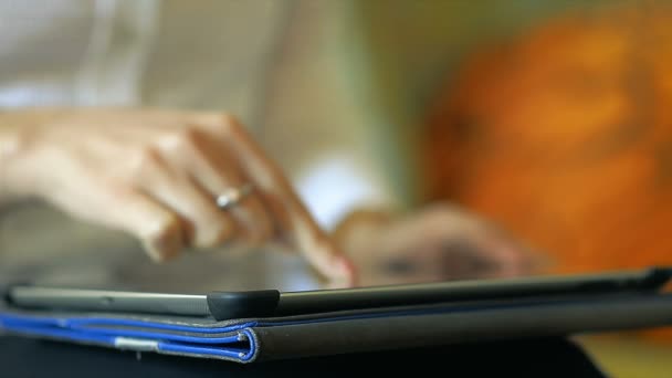 Close-Up de uma menina segurando um IPad Tablet em Lap, Foco em Tablet — Vídeo de Stock