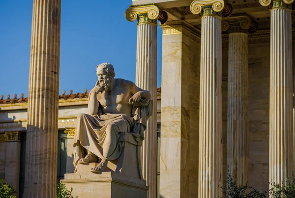 Marble statue of the Greek philosopher Socrates on the background of columns. — Stock Photo, Image