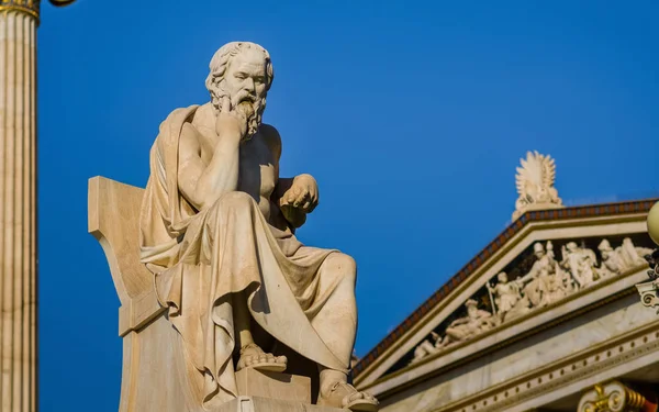 Estatua de primer plano del filósofo griego Sócrates sobre el fondo del cielo . —  Fotos de Stock
