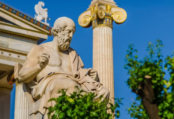 Standbeeld van de filosoof Plato op de achtergrond van Griekse Academy. — Stockfoto