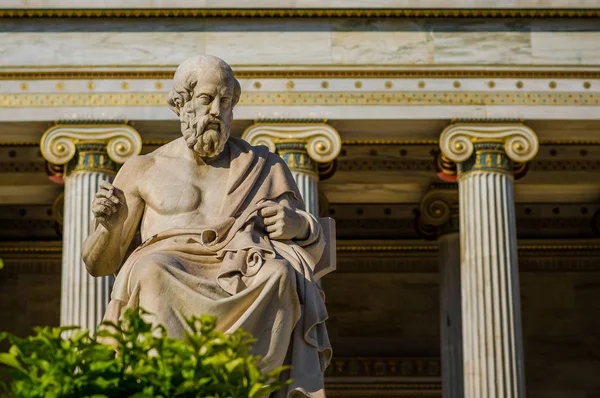 Estatua del gran filósofo griego de Platón sobre el fondo de columnas . —  Fotos de Stock