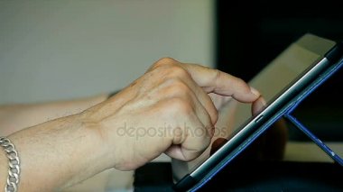 Yakın çekim eski eller kullanarak Tablet Ipad evde yaşlı kişinin