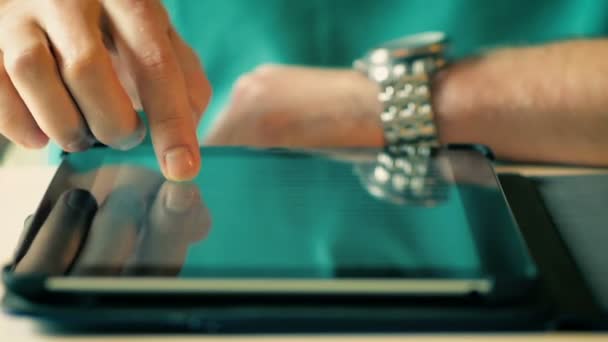 Close-Up mannenhand Tablet Ipad gebruiken aan de tafel — Stockvideo