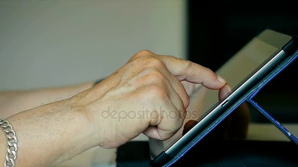 Крупный план "Старые руки пожилого человека" с использованием планшетного IPad дома — стоковое видео