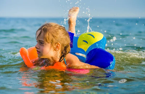 Γκρο πλαν, ένα έξι ετών κορίτσι κολυμπάει στη θάλασσα κάθισε στο δαχτυλίδι καουτσούκ. — Φωτογραφία Αρχείου