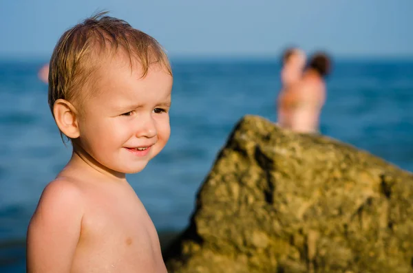Γκρο πλαν ενός δύο - έτος-παλαιό αγόρι στην παραλία το καλοκαίρι στις διακοπές. — Φωτογραφία Αρχείου
