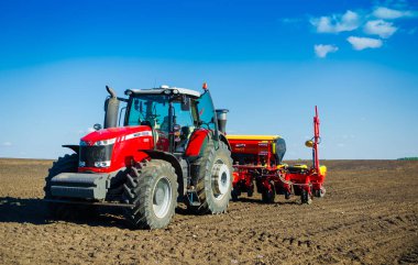 Modern traktör buğday tohumu alanıyla sows.