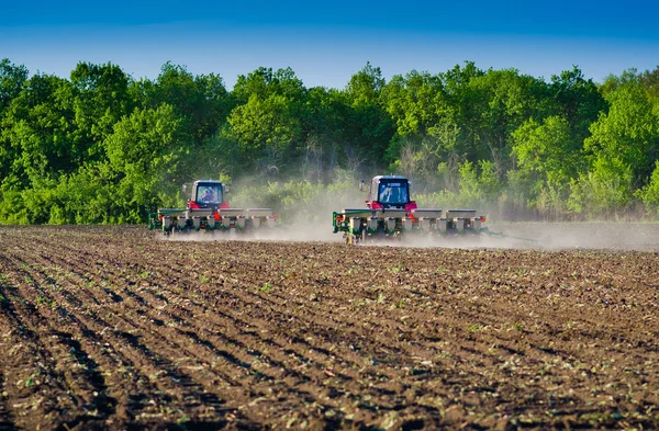 Boeren met trekker zaaien de inzaai gewassen op landbouwgebied. — Stockfoto