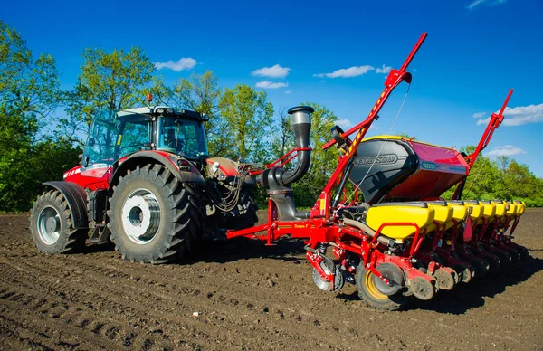 Moderne trekker zaait het veld met zaden. — Stockfoto