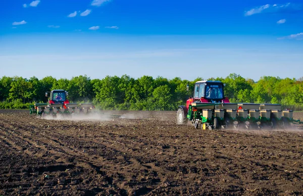 Twee trekkers zaaien de inzaai gewassen op landbouwgebied. — Stockfoto