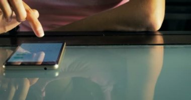 Bir erkek Close-Up akıllı telefonda arkadaşlarına mesaj bir yazar el.