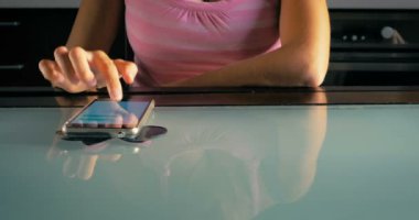 Bir genç kızın Dolly el üstünde smartphone arkadaşıyla bir ileti yazar.